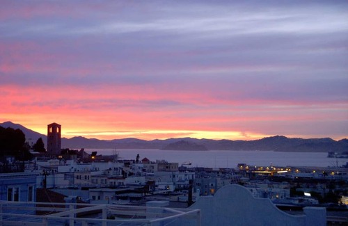 Russian Hill Apartment | Amazing Location and Super-Sunny Top Floor Apartment with Breathtaking Bay Views