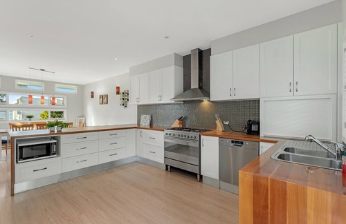 Vincentia House | Amazing location, close to Moona Moona Creek, beach, restaurants, cafes