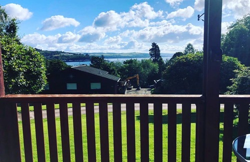 Kilmun Cabin | Amazing Loch Views From Cheerful 2 bed Cabin