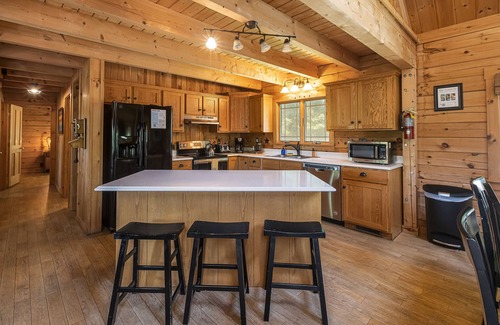 Carbondale Cabin | Amazing Log Home near Wineries, Fishing and Hiking