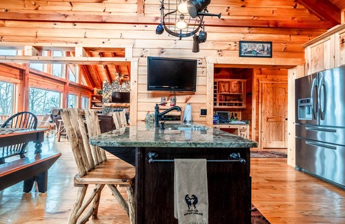 Boomer Cabin | Amazing Log home with breath taking mountain views! Mins from Kerr Scott Lake