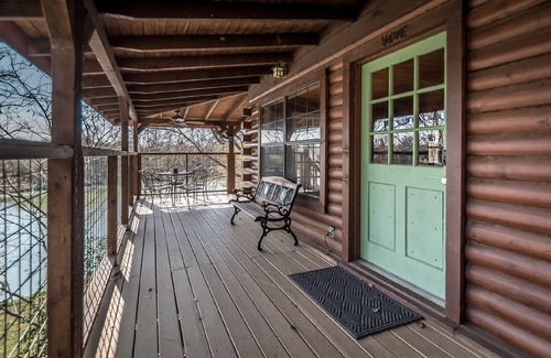 Bastrop Cabin | AMAZING LOG TREEHOUSE CABIN ON THE COLORADO RIVER