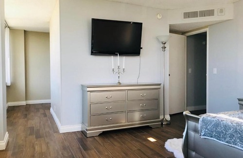Winchester Apartment | Amazing Master Suite in Shared 2/B Condo behind Convention Center