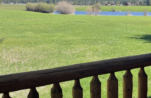Seeley Lake House | Amazing mountain views, daily wildlife show and a cozy log house for serenity.