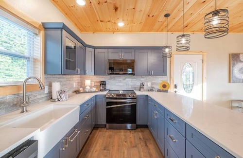 Wears Valley Cabin | Amazing Mountain Views | Modern! | Hot Tub Bliss!