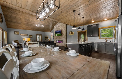 Wears Valley Cabin | Amazing Mountain Views | Hot Tub | Modern Getaway!