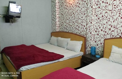 Darjeeling Hotel | Amazing Mountain view , Location and Family friendly.