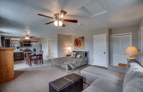 Luray Cottage | Amazing Mountain Views. Close to Everything!