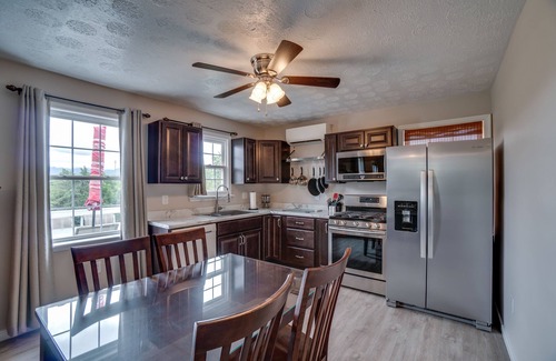 Luray Cottage | Amazing Mountain Views. Close to Everything!