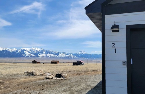 Shining Mountains House | Amazing Mountain View’s in a brand new build