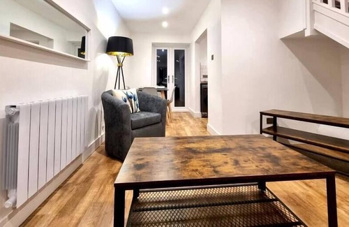 Newport House | Amazing Newport 2BR | Excellent location |Parking