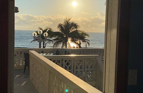 Hollywood Condo | Amazing Ocean Front 2-bdrm Apartment, right on the Hollywood Broadwalk!