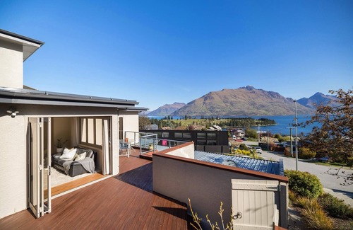 Queenstown Apartment | AMAZING Panoramic Lake Views! Minutes from downtown Queenstown.