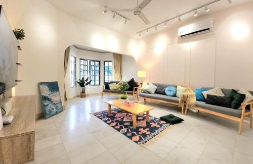 Taman Mayang House | Amazing Petaling Jaya Corner Landed Home Paradigm Mall, 5 Bedroom for up to 18Pax, LDP, Kelana Jaya, Paradigm Mall