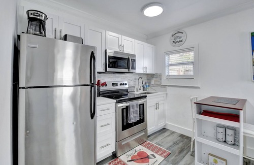 Pineapple Grove Arts District Cottage | AMAZING PRIVATE COSY HOUSE, FENCED YARD, NEW, PETS