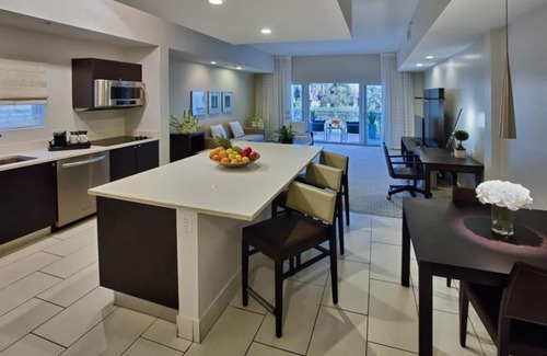 Ludlam Hotel | Amazing Rertreat in this Relaxing Accommodation | Balcony + Full Kitchen