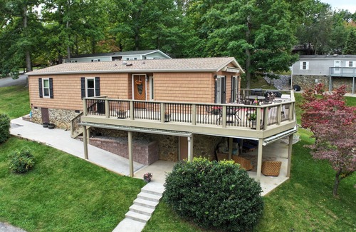 Smith Mountain Lake House | Amazing Smith Mountain Lake Home 3 minutes from Mitchell's Marina