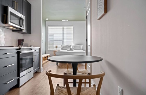 Tampa Apartment | Amazing Studio w/Pool and Gym | Location!