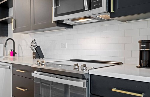 Tampa Apartment | Amazing Studio w/Pool and Gym | Location!