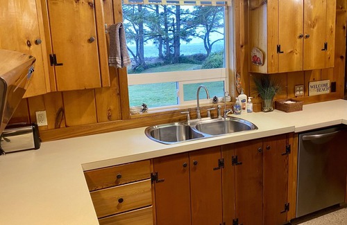 Oak Harbor House | Amazing Sunsets, Westside Beachfront, Resident Eagles & Fire Pit for S’mores!