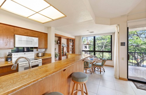Waikoloa Condo | Amazing top-floor condo w/private lanai, pool, hot tub, tennis court, & gym