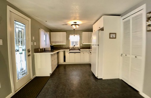 St. Helen House | Amazing Updated Retreat with Fully Stocked All Seasons Game Room!