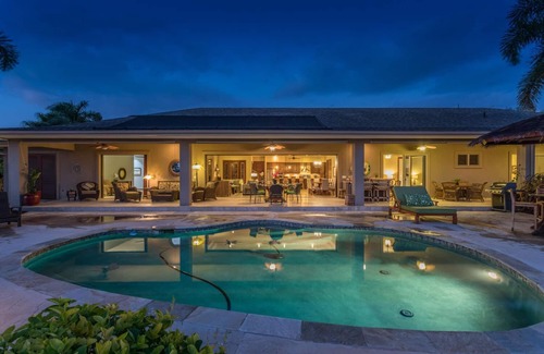Kailua-Kona House | 🏖️Amazing Upscale Home | Private Pool, Yard, Outdoor Pond | Gorgeous Ocean Views