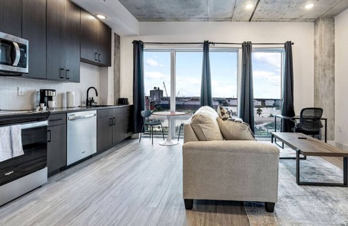 Channel District Apartment | Amazing view | Channelside | Mins to DT!