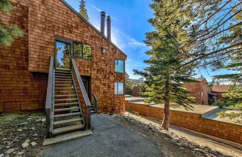 Truckee Condo | Amazing View! Spacious and Updated Cabin/Condo at Tahoe Donner.