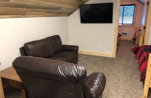 Island Park Apartment | Amazing Views! 25 min to Yellowstone, Loft S