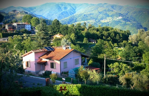Mologno Apartment | Amazing views from this splendid 3 bedroom villa in Lucca region of Tuscany