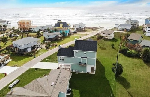 Pirates Beach House | Amazing views of the gulf from the decks. Welcoming open floor plan.