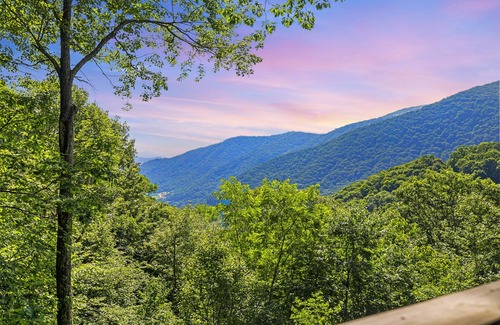 Maggie Valley House | Amazing Views with Hot Tub, Pet Friendly, 5 mins to the Parkway