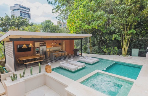 El Poblado House | Amazing Villa 7-bedroom house with Backyard Pool & Jacuzzi in Poblado Medellín