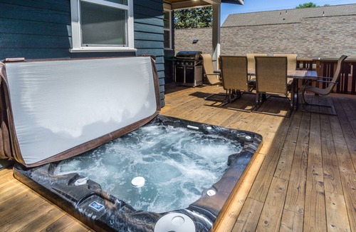 River West House | Amazing West Side - 2 King Suites - Walk Everywhere 8 Person Hot Tub