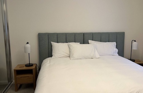 Mount Panorama House | Ambleside Retreat - Mt Panorama Racing Circuit. Stay on Conrod Straight!