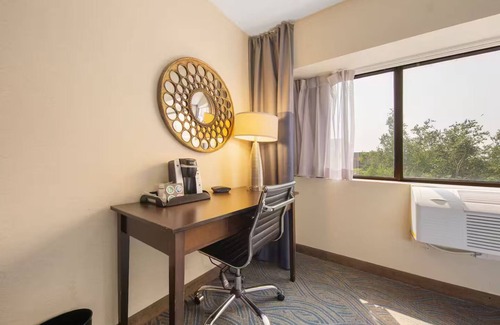 South Loop Hotel | Amenity Rich Double Queen Suite