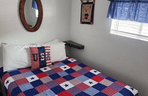 Estes Park Cabin | American - Cabin W/1 Queen & 1 Double Bed