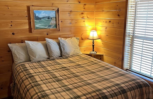 Keystone Cabin | American Pines Cabin, 5 miles from Mt Rushmore!