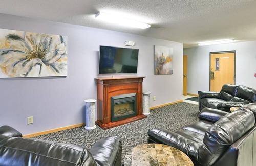 New Richmond House | AmeriVu Inn & Suites / Standard Room, 2 Queen Beds