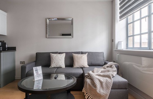 Clerkenwell Apartment | Amigos Nest - Farringdon - by Frankie Says