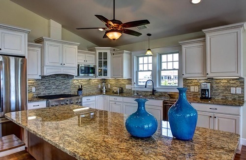 Avon House | Amorous 993