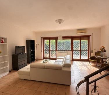 Zona XXVIII Tor de' Cenci Apartment | Ampio appartamento su due piani immerso nel verde