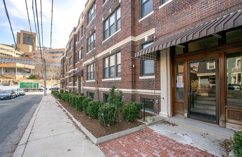 Brighton Apartment | Ample Allston 2BR w/W/D in basement