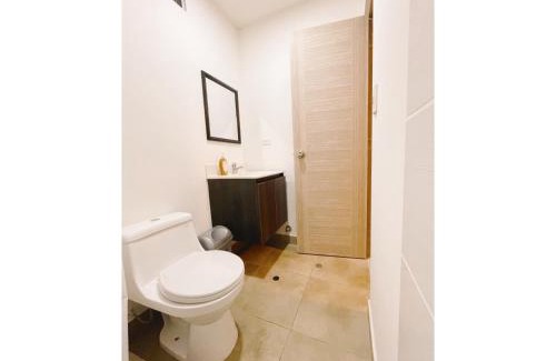 Tejada Alta House | Amplia habitación privada con baño privado y TV