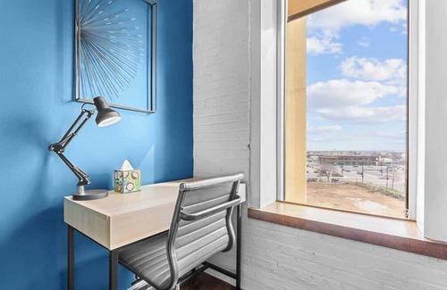 Downtown Dallas Apartment | Amyfinehouse | 2BR + Breakfast for 8 Guests +Valet