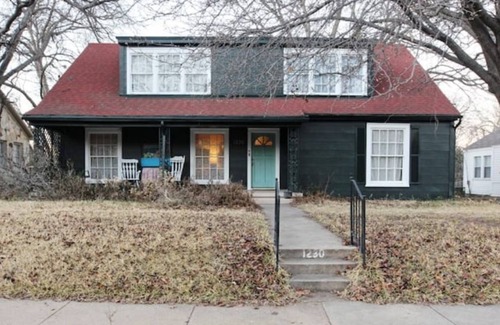 Denton House | An artist’s home near downtown square & colleges