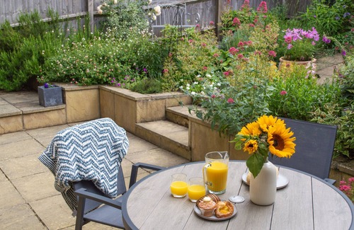 Chipping Norton Cottage | An inviting and warm, dog friendly holiday cottage - Snowdrop Cottage