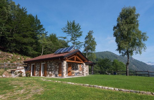Levo House | An oasis in the middle of nature: Tastefully furnished 3-room stone house with swimming pond