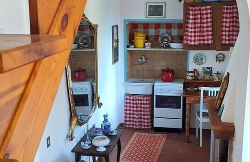 Pontecorvo House | An oil mill renovated as a cottage located in a hamlet surrounded by greenery.